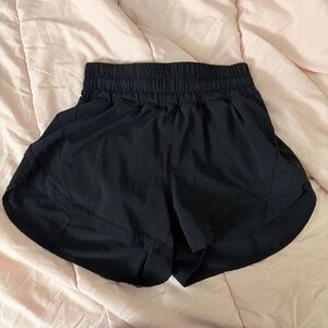 lululemon hotty hot shorts 4” size 2